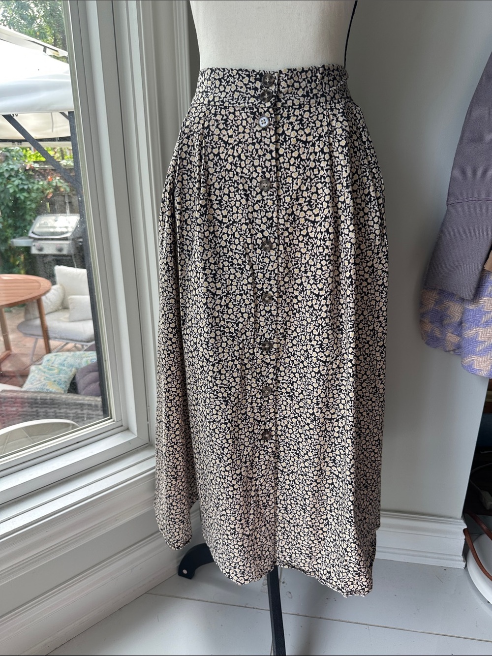 H&M Vintage-Inspired Button-Front Floral Midi Skirt Black Cream Feminine Size 10